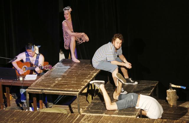 Čtvrtý festivalový den otevřeli odpoledne na Malé scéně herci pražského A studia Rubín komedií Hubte trampy, serou v lese.