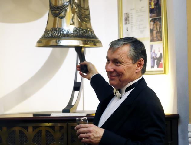 Symbolické ukončení festivalu ředitelem divadla Petrem Dohnalem úderem na zvon bohyně Thálie.